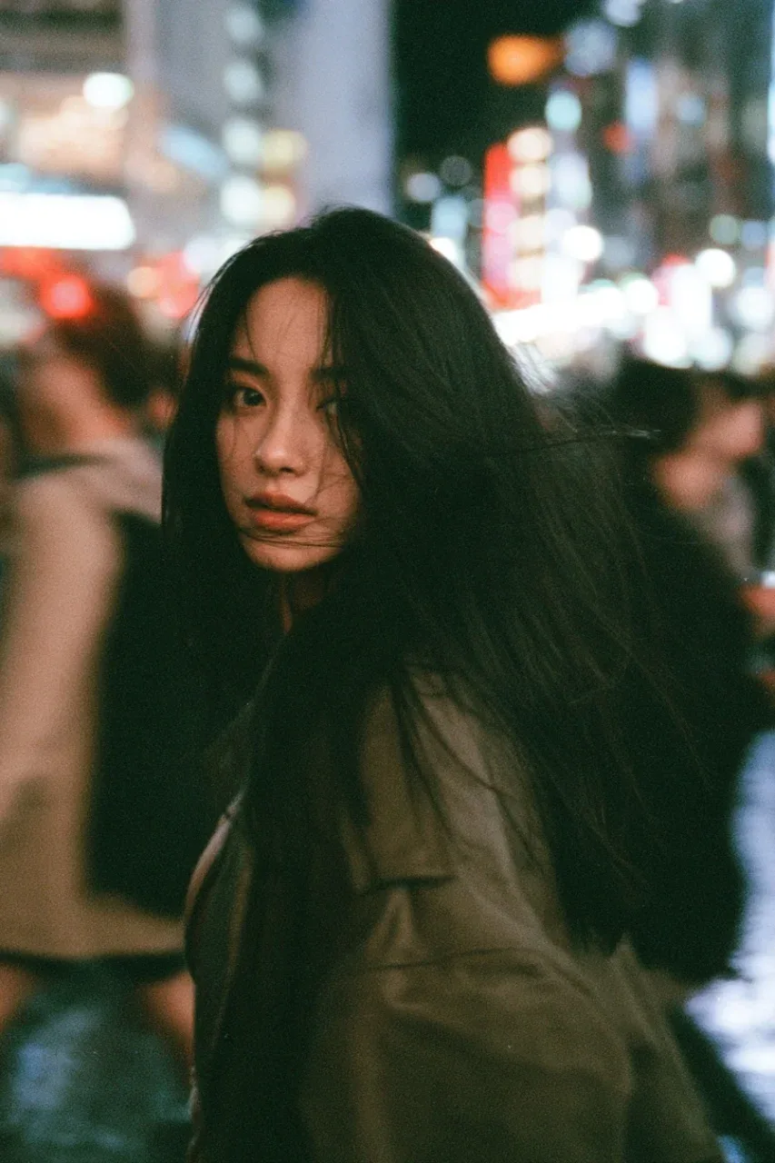 涩谷夜晚的电影感街拍 | 35mm胶片颗粒与霓虹柔光