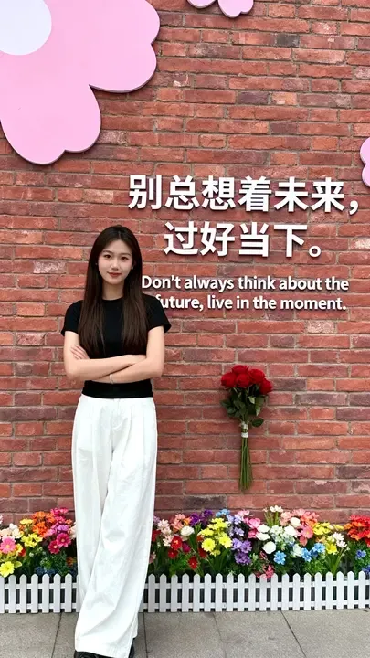 即梦好图拆解 | 写实风人像,背景元素超丰富,文字上墙有意思