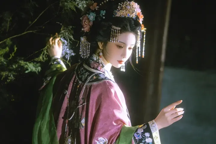 看即梦这幅唐风美人光影|配色和构图太适合手绘借鉴了