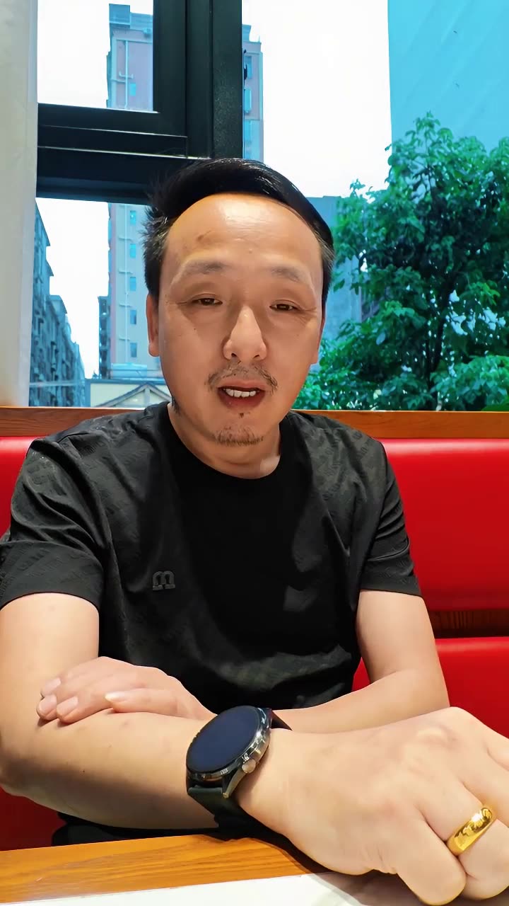 Keling 又出好作品 | 自然表情+商业感对话 | AI提案图的表情和肢体怎么写？