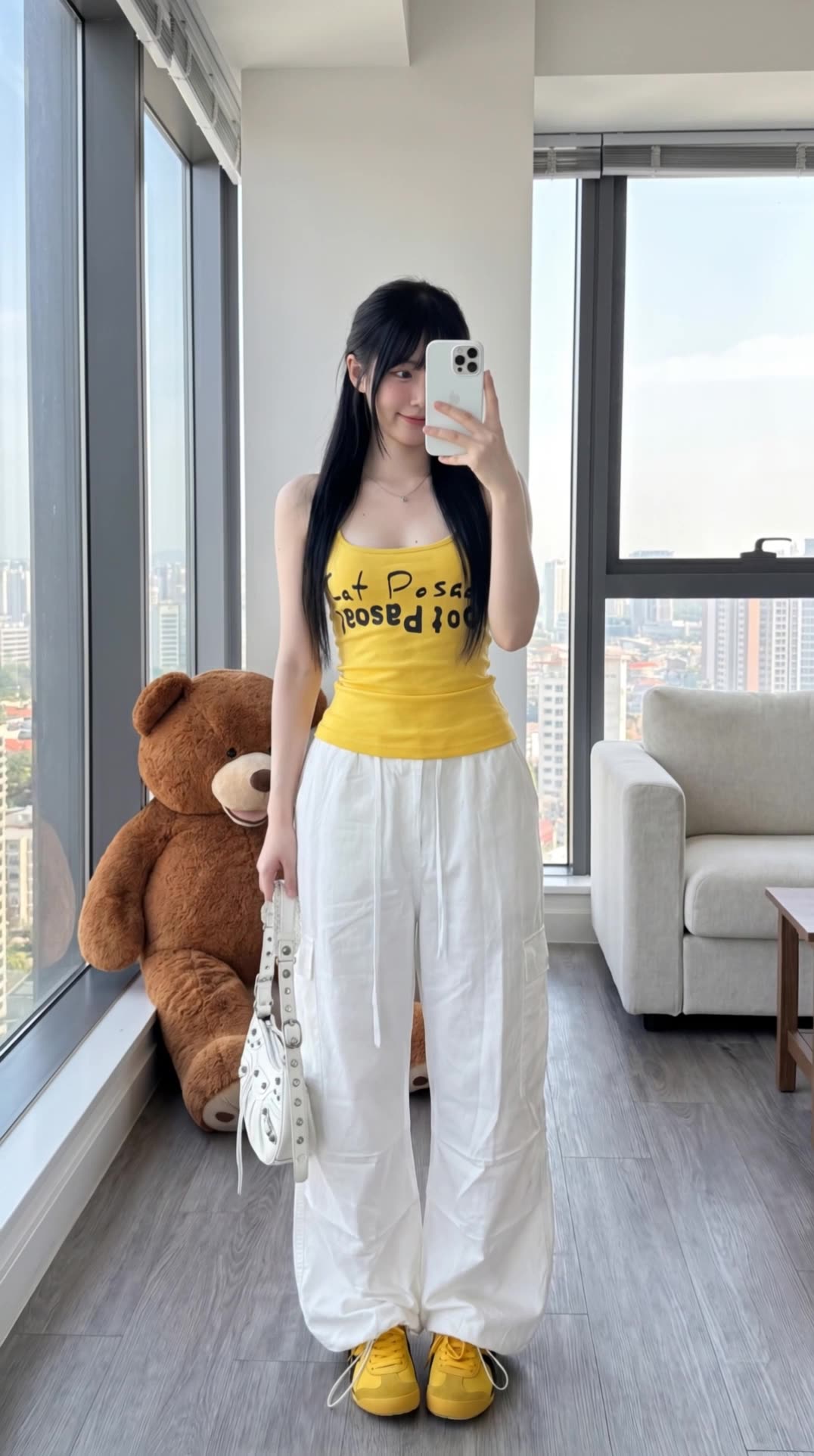 可灵这支镜前自拍视频 | 动作细节与反射控制太稳了