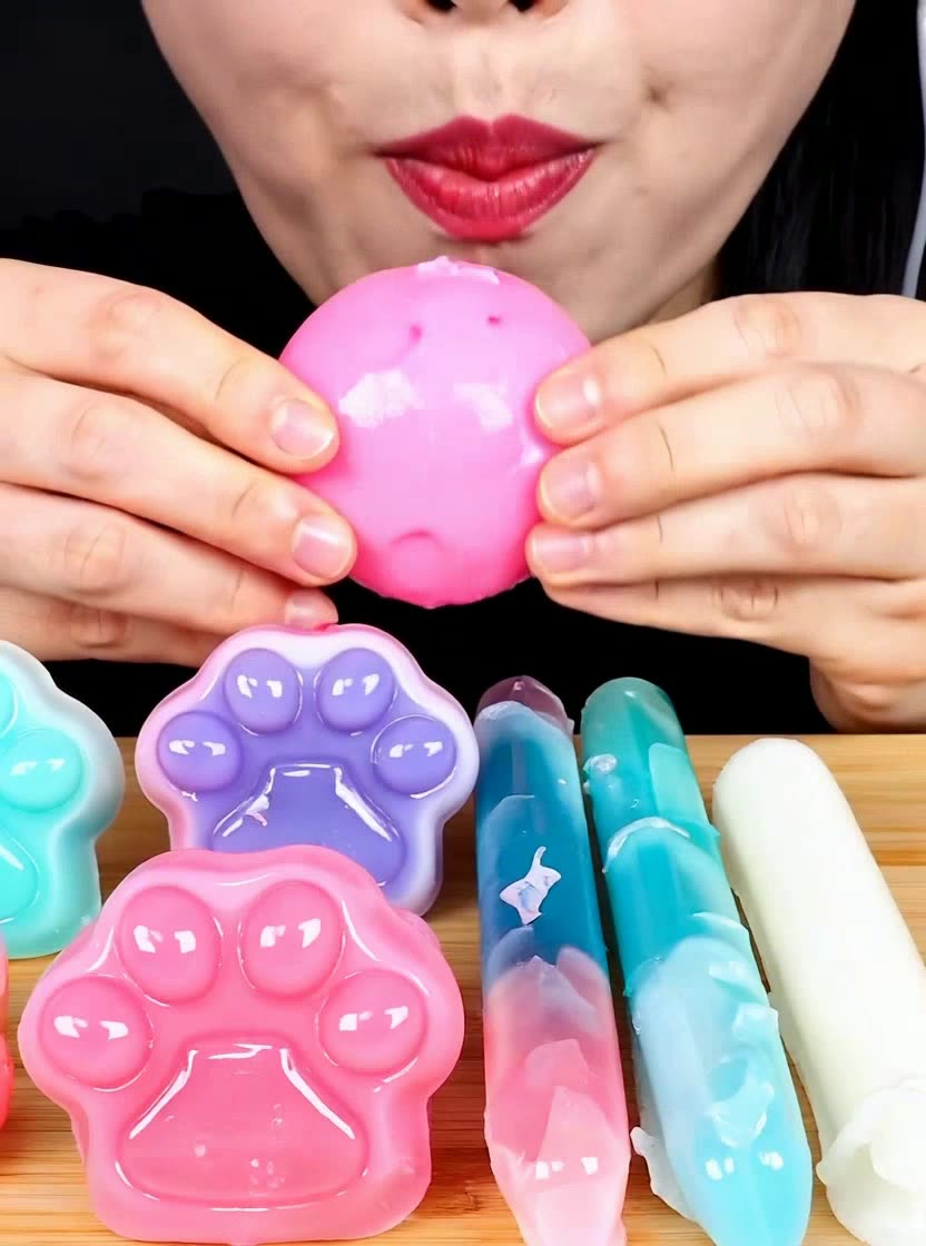 吃播冰块ASMR｜即梦里粉嫩猫爪冰球的咔嚓声，夏天超治愈！