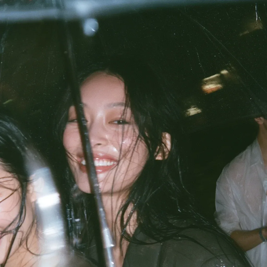 分享一张MJ作品 | 雨夜里的抓拍人像，复古感和光线真棒
